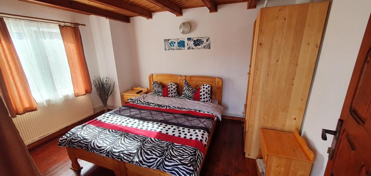 Villa Casa Colt De Rai à Brezoi Extérieur photo