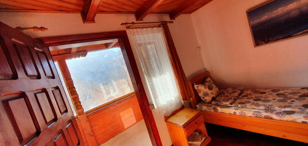 Villa Casa Colt De Rai à Brezoi Extérieur photo