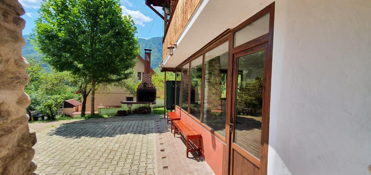 Villa Casa Colt De Rai à Brezoi Extérieur photo