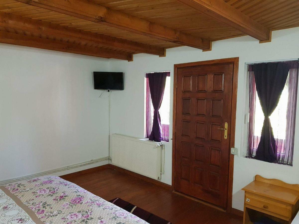 Villa Casa Colt De Rai à Brezoi Extérieur photo